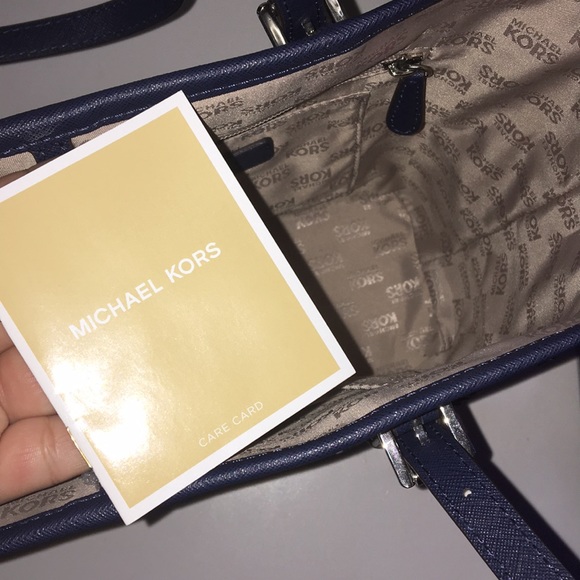 MICHAEL KORS CARRYALL MEDIUM TOTE BAG - Picture 10 of 11